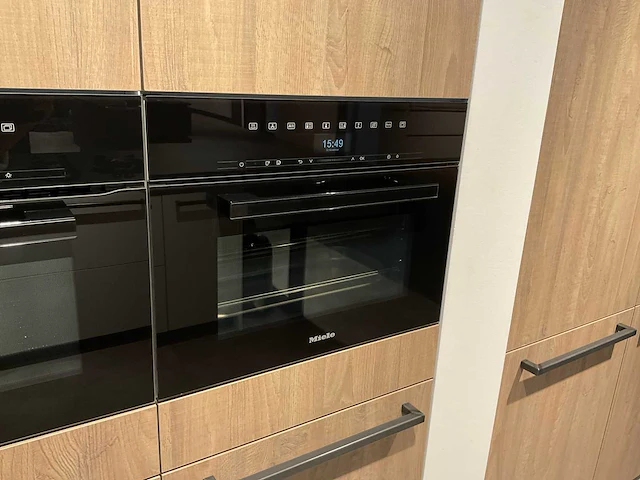 Mk zera fm hoekopgestelde showroomkeuken met hoge wandkasten - afbeelding 34 van  46