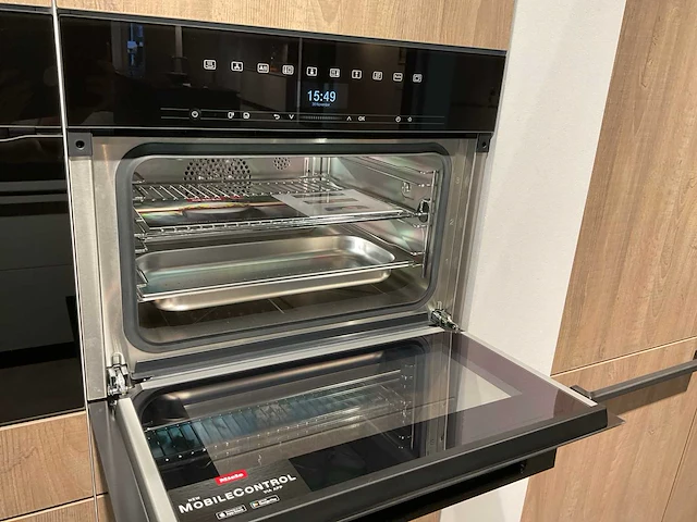 Mk zera fm hoekopgestelde showroomkeuken met hoge wandkasten - afbeelding 35 van  46