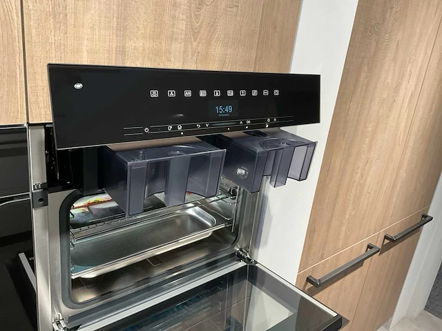 Mk zera fm hoekopgestelde showroomkeuken met hoge wandkasten - afbeelding 36 van  46