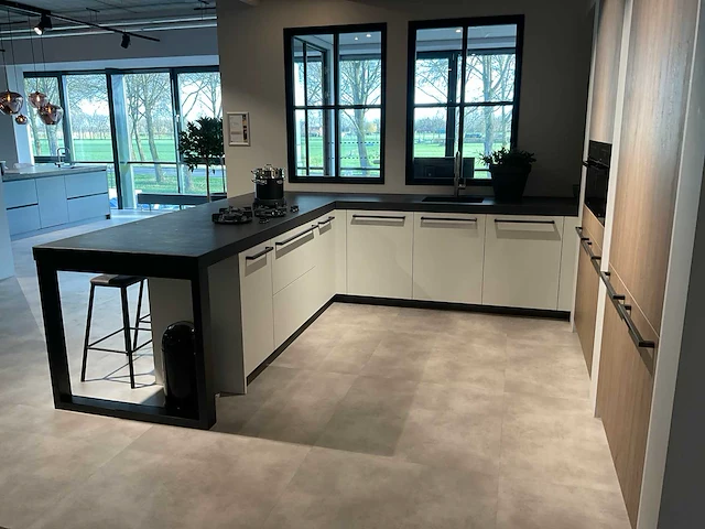 Mk zera fm hoekopgestelde showroomkeuken met hoge wandkasten - afbeelding 3 van  46