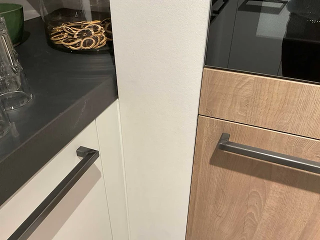 Mk zera fm hoekopgestelde showroomkeuken met hoge wandkasten - afbeelding 40 van  46