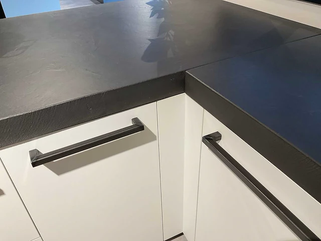 Mk zera fm hoekopgestelde showroomkeuken met hoge wandkasten - afbeelding 41 van  46