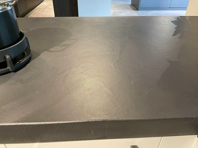 Mk zera fm hoekopgestelde showroomkeuken met hoge wandkasten - afbeelding 42 van  46