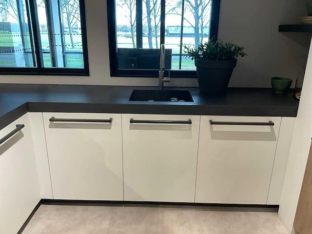 Mk zera fm hoekopgestelde showroomkeuken met hoge wandkasten - afbeelding 5 van  46