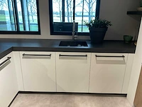 Mk zera fm hoekopgestelde showroomkeuken met hoge wandkasten - afbeelding 5 van  46