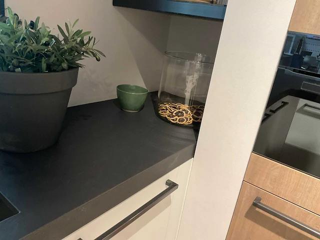 Mk zera fm hoekopgestelde showroomkeuken met hoge wandkasten - afbeelding 6 van  46