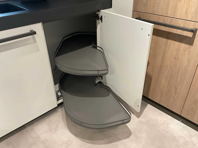 Mk zera fm hoekopgestelde showroomkeuken met hoge wandkasten - afbeelding 7 van  46