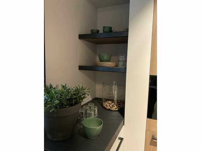 Mk zera fm hoekopgestelde showroomkeuken met hoge wandkasten - afbeelding 8 van  46