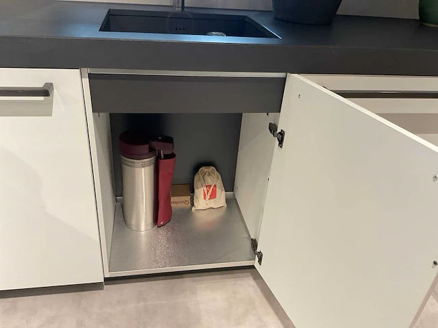 Mk zera fm hoekopgestelde showroomkeuken met hoge wandkasten - afbeelding 9 van  46