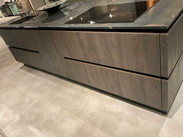 Mk zera ver sy eiland showroomkeuken met hoge kastenwand - afbeelding 10 van  48