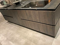 Mk zera ver sy eiland showroomkeuken met hoge kastenwand - afbeelding 10 van  48