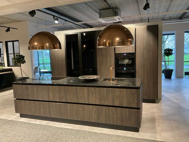 Mk zera ver sy eiland showroomkeuken met hoge kastenwand - afbeelding 1 van  48