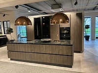 Mk zera ver sy eiland showroomkeuken met hoge kastenwand - afbeelding 1 van  48