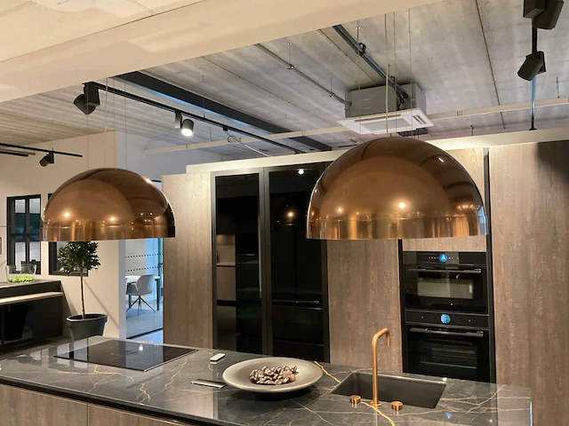 Mk zera ver sy eiland showroomkeuken met hoge kastenwand - afbeelding 20 van  48