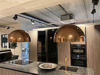 Mk zera ver sy eiland showroomkeuken met hoge kastenwand - afbeelding 20 van  48