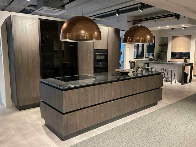 Mk zera ver sy eiland showroomkeuken met hoge kastenwand - afbeelding 2 van  48