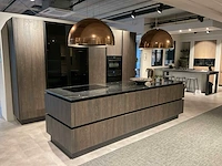 Mk zera ver sy eiland showroomkeuken met hoge kastenwand - afbeelding 2 van  48