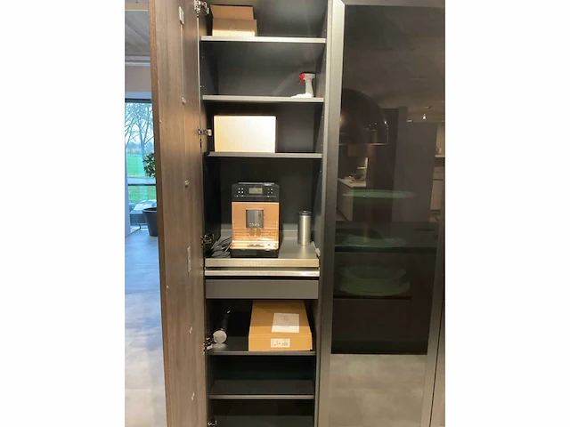 Mk zera ver sy eiland showroomkeuken met hoge kastenwand - afbeelding 30 van  48