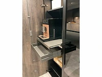 Mk zera ver sy eiland showroomkeuken met hoge kastenwand - afbeelding 31 van  48