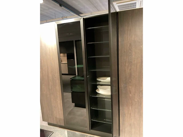 Mk zera ver sy eiland showroomkeuken met hoge kastenwand - afbeelding 33 van  48