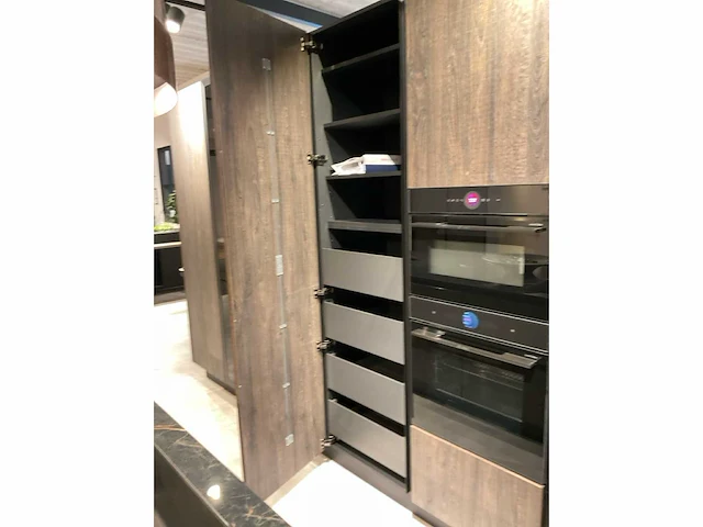 Mk zera ver sy eiland showroomkeuken met hoge kastenwand - afbeelding 34 van  48