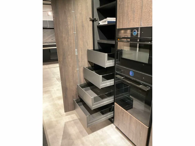 Mk zera ver sy eiland showroomkeuken met hoge kastenwand - afbeelding 35 van  48