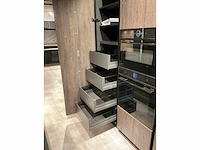 Mk zera ver sy eiland showroomkeuken met hoge kastenwand - afbeelding 35 van  48