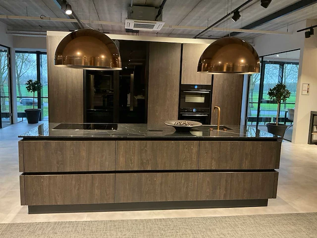Mk zera ver sy eiland showroomkeuken met hoge kastenwand - afbeelding 3 van  48