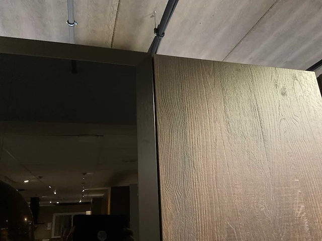 Mk zera ver sy eiland showroomkeuken met hoge kastenwand - afbeelding 45 van  48