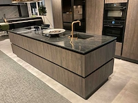 Mk zera ver sy eiland showroomkeuken met hoge kastenwand - afbeelding 4 van  48