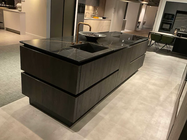 Mk zera ver sy eiland showroomkeuken met hoge kastenwand - afbeelding 5 van  48