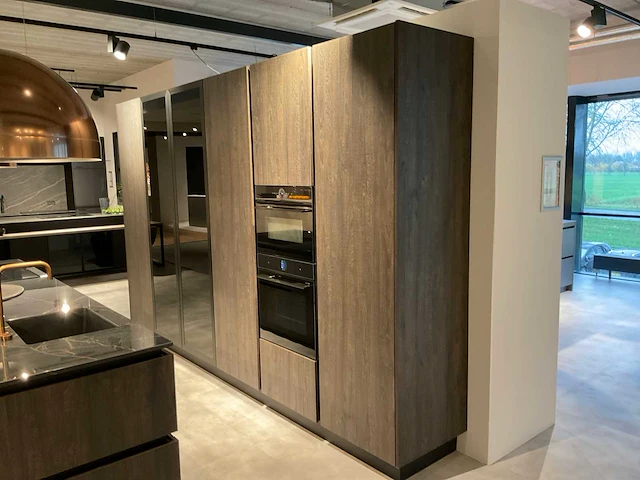 Mk zera ver sy eiland showroomkeuken met hoge kastenwand - afbeelding 6 van  48