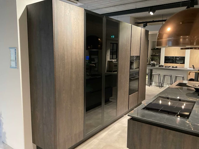 Mk zera ver sy eiland showroomkeuken met hoge kastenwand - afbeelding 7 van  48