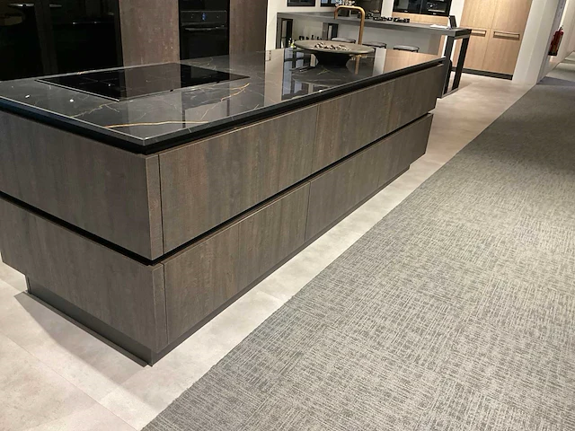 Mk zera ver sy eiland showroomkeuken met hoge kastenwand - afbeelding 8 van  48