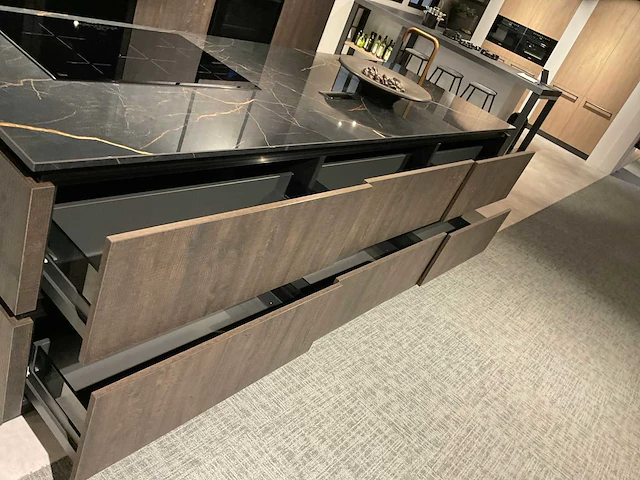 Mk zera ver sy eiland showroomkeuken met hoge kastenwand - afbeelding 9 van  48