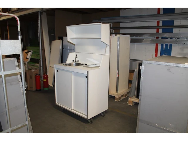 Mobiel keukentje met wasbak, mengkraan en inbouw boiler - afbeelding 1 van  3