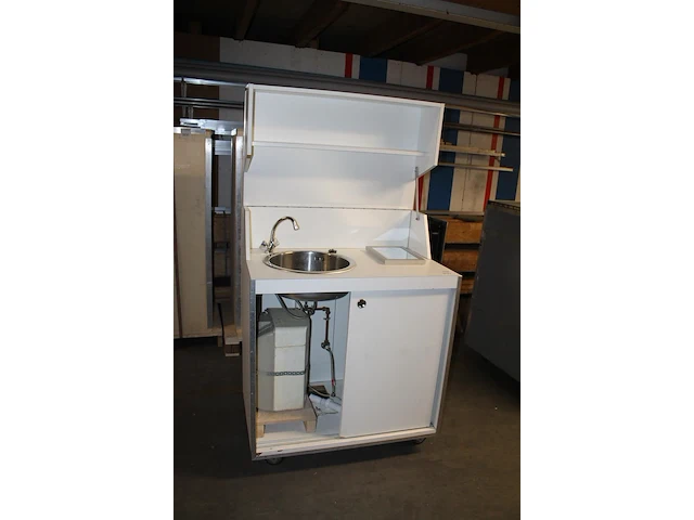 Mobiel keukentje met wasbak, mengkraan en inbouw boiler - afbeelding 3 van  3