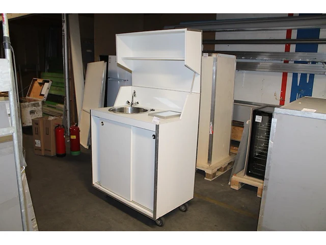 Mobiel keukentje met wasbak, mengkraan en inbouw boiler - afbeelding 1 van  2