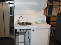 Mobiel keukentje met wasbak, mengkraan en inbouw boiler - afbeelding 2 van  2