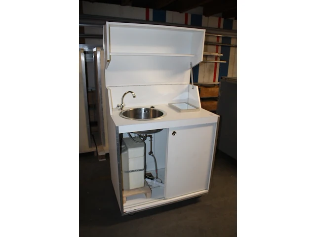 Mobiel keukentje met wasbak, mengkraan en inbouw boiler - afbeelding 3 van  3