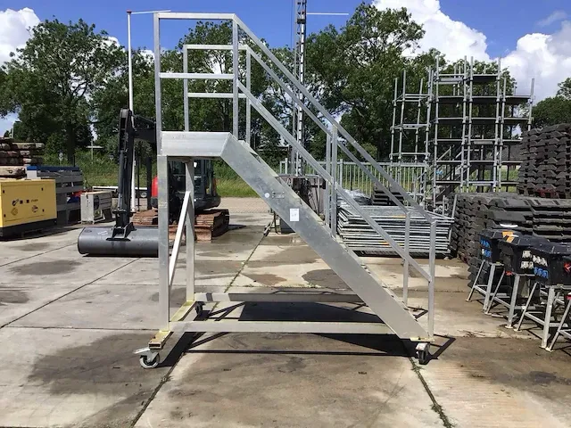 Mobiele aluminium magazijntrap - afbeelding 1 van  4