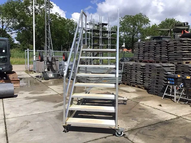 Mobiele aluminium magazijntrap - afbeelding 3 van  4