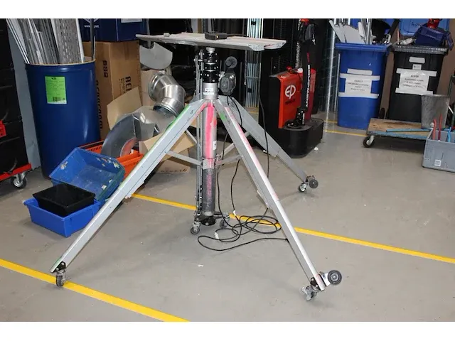 Mobiele bouwlift ksf type cm-520h1. maximale lifthoogte 490 cm. capaciteit max. 120 kg. met afstandsbediening - afbeelding 1 van  4