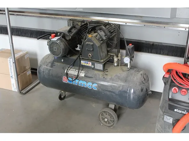 Mobiele compressor airmac type crm 103. met 100 liter tank. maximaal 8 bar. - afbeelding 1 van  3