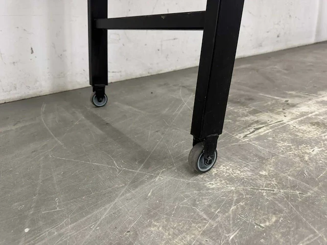 Mobiele epoxy boomstamtafel - afbeelding 7 van  7