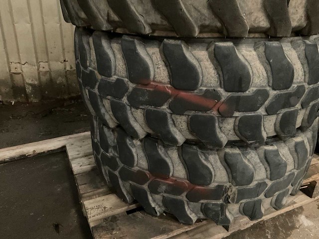 Mobiele graafmachine banden (4x) - afbeelding 7 van  7