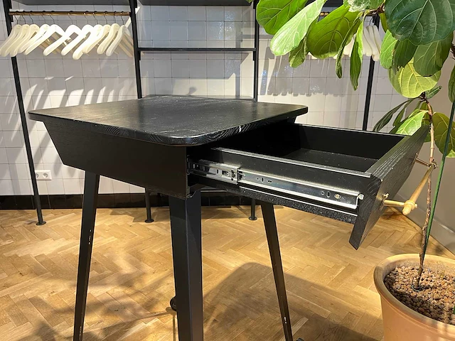 Mobiele houten schrijftafel met lade - afbeelding 3 van  6