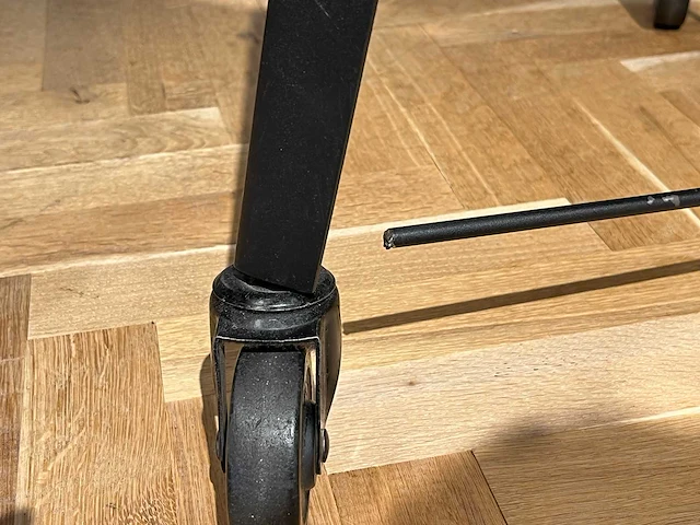 Mobiele houten schrijftafel met lade - afbeelding 5 van  7