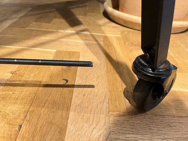 Mobiele houten schrijftafel met lade - afbeelding 7 van  7