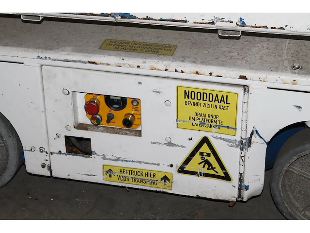 Mobiele personenlift nn. werking en compleetheid onbekend. - afbeelding 2 van  3